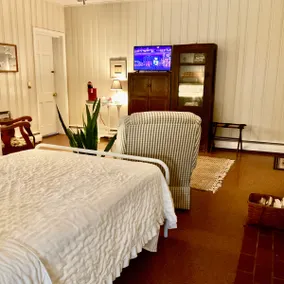 ”Spencer House” Private Suite w/Laundry & Bath. - Image 2