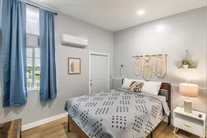 Renovated 3BR with mountain views, free parking - Image 3