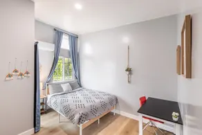 Renovated 3BR with mountain views, free parking - Image 4