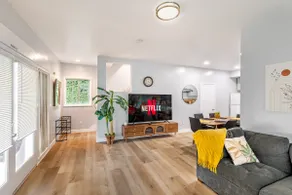 Renovated 3BR with mountain views, free parking - Image 2