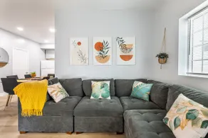Renovated 3BR with mountain views, free parking - Image 5
