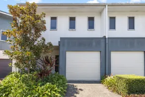 Spacious 3 bedroom townhouse in prime location! - Image 3