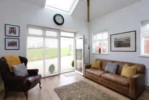 Stunning Coach House with two bedrooms and parking - Image 3