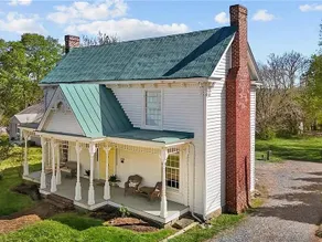The Jones House: 5 min to VIR, historic 4-bedroom home - Image 2