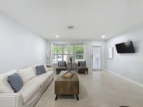 Close to Beaches, Restaurants cozy 2 bedroom home - Image 3