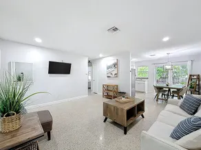 Close to Beaches, Restaurants cozy 2 bedroom home - Image 2