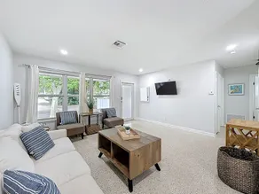 Close to Beaches, Restaurants cozy 2 bedroom home - Image 4