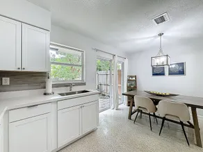 Close to Beaches, Restaurants cozy 2 bedroom home - Image 5