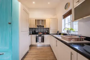 Spacious & relaxing cottage stay with free parking - Image 5
