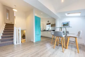 Spacious & relaxing cottage stay with free parking - Image 3