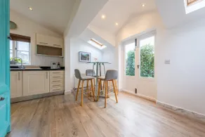 Spacious & relaxing cottage stay with free parking - Image 4