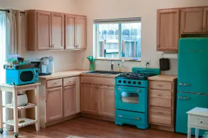 Bright, spacious guest house near one-mile park - Image 2