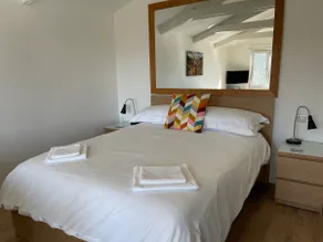 Spacious lodge with king sized bed - Image 4