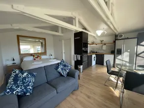 Spacious lodge with king sized bed - Image 2