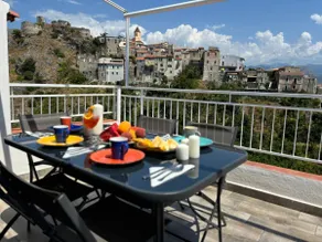Luxury apartment with views and renovation in Italy - Image 2