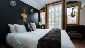 Tranquil Carriage House Loft by the River+ Hot tub - Image 4