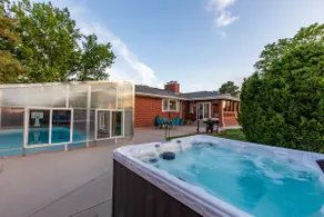 Applewood~ Spacious~ Cozy ~ Hot Tub~ Mountain View - Image 2