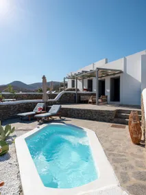 Suite with private outdoor pool - Image 2