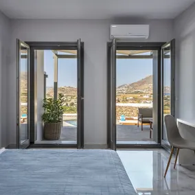Suite with private outdoor pool - Image 3