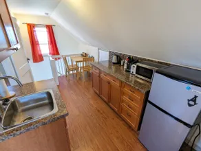 Gladstone Loft: Cozy 1-BDRM Stay | Bike Storage - Image 2