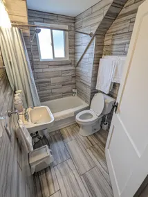 Gladstone Loft: Cozy 1-BDRM Stay | Bike Storage - Image 4