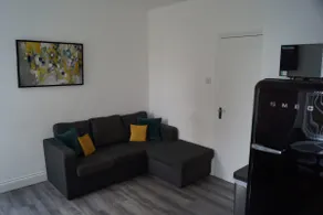 Bright City Apt - King Bed - Parking & Wi-Fi - Image 2