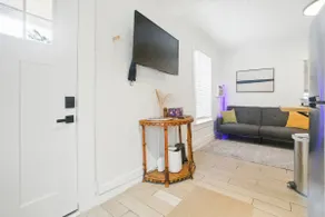 Outskirt Downtown | 400ft² | bikes | kayak|netflix - Image 3