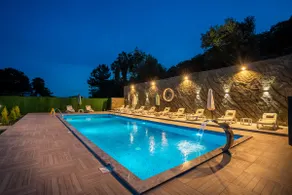 Luxury bungalow with pool, 100 meters from the sea - Image 3