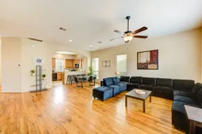 3 bed 3.5 Bath King Bed-10 min Downtown & Airport - Image 3