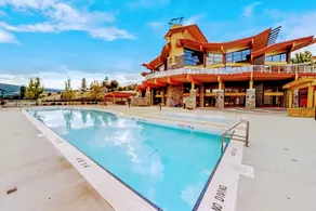 Top Floor apartment w/ Views + Hot Tub, Sauna & Pool - Image 2