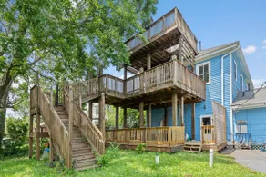 Spacious upstairs unit with 2-level deck - Image 2
