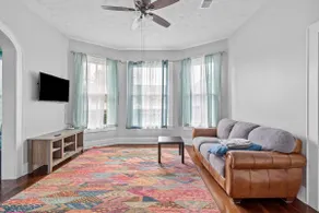 Spacious upstairs unit with 2-level deck - Image 4