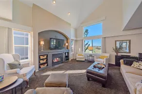 Sunny 4BR Open-Plan Home with Panoramic Views - Image 5