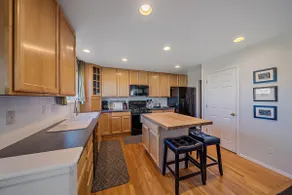 Sunny 4BR Open-Plan Home with Panoramic Views - Image 4