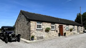 Stylish 2 Bed Near Alton Towers, Polar Bears, Peak District - Image 2