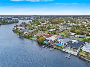 Spacious waterfront home with pontoon, pool, BBQ - Image 2