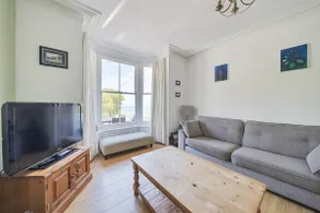Fabulous seafront house with free parking - Image 5