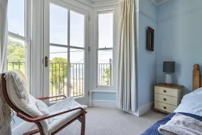 Fabulous seafront house with free parking - Image 4