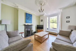 Fabulous seafront house with free parking - Image 2
