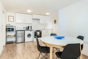 Modern 2 bedrooms apartment central - Image 3