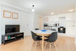 Modern 2 bedrooms apartment central - Image 4