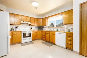 Cozy modern 2BR w/ workspace near Main St - Image 5