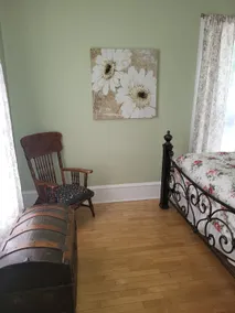Cheerful 2+ bedroom home with cozy front porch - Image 5