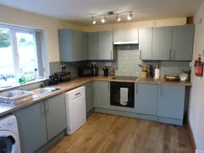 Spacious 3 bedroom farmhouse - Image 2