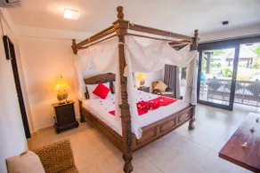 Villa Santai - Fabulous beachfront villa, pool & jacuzzi - Image 2