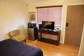 Private guest suite with its own entrance - Image 3