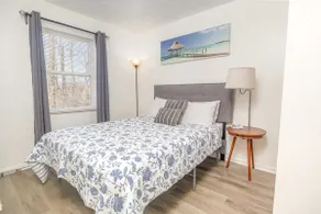 Florence Cozy Getaway with king bed, free parking - Image 4