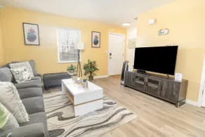Florence Cozy Getaway with king bed, free parking - Image 2