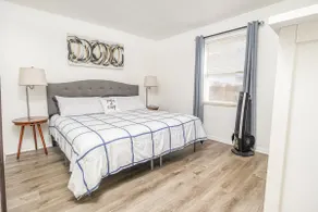 Florence Cozy Getaway with king bed, free parking - Image 3