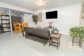 Florence Cozy Getaway with king bed, free parking - Image 5